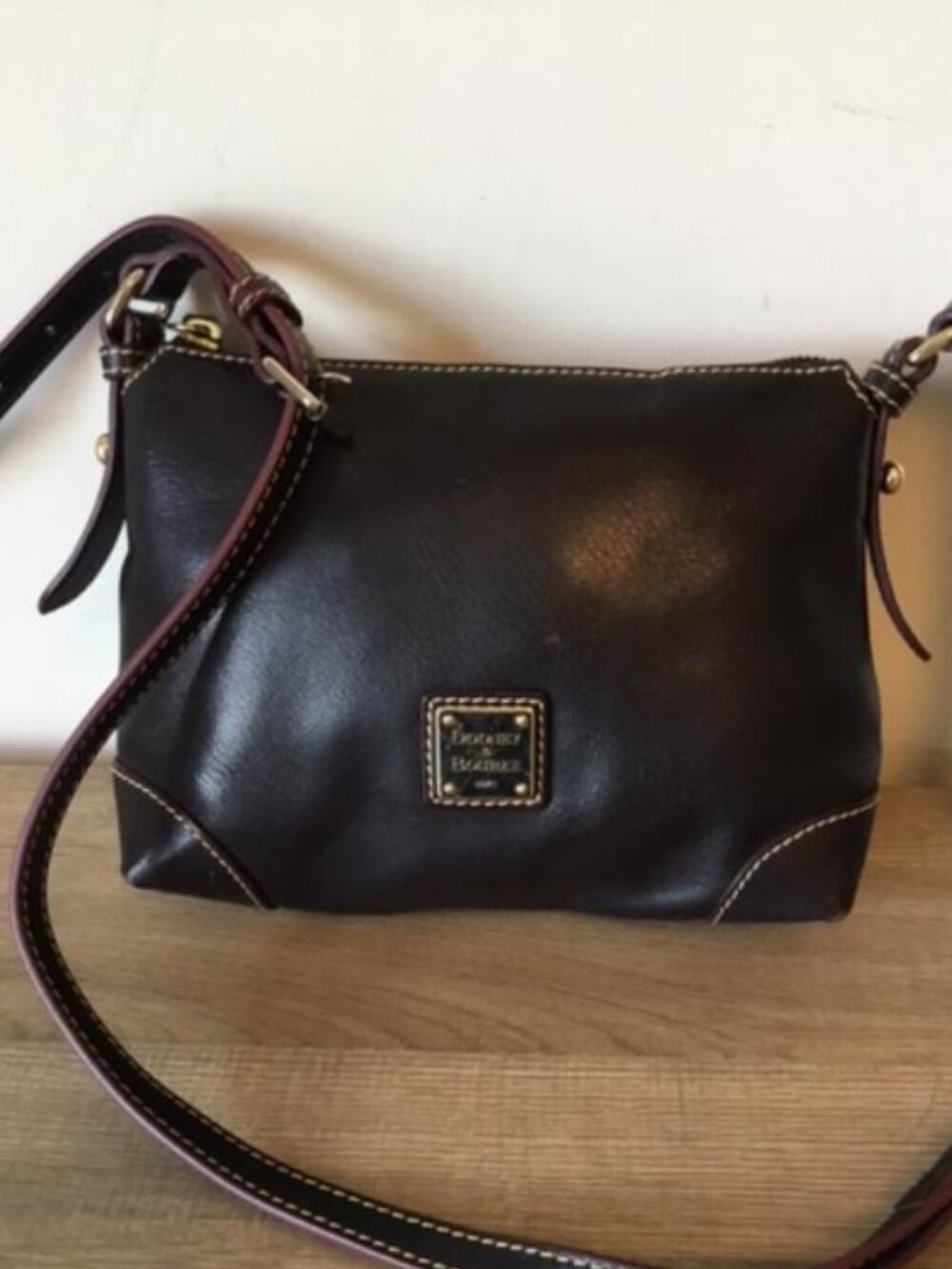 Dooney & Bourke Black Leather Crossbody Bag w/Top Zipper Closure EUC